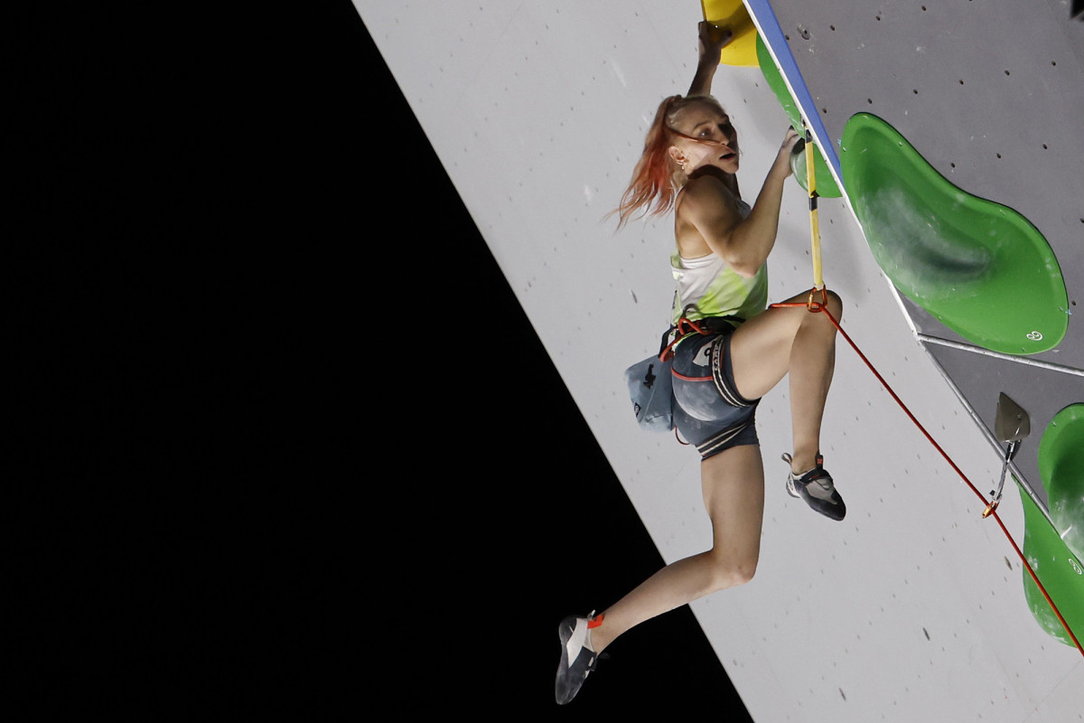 janja-garnbret-climbing-action